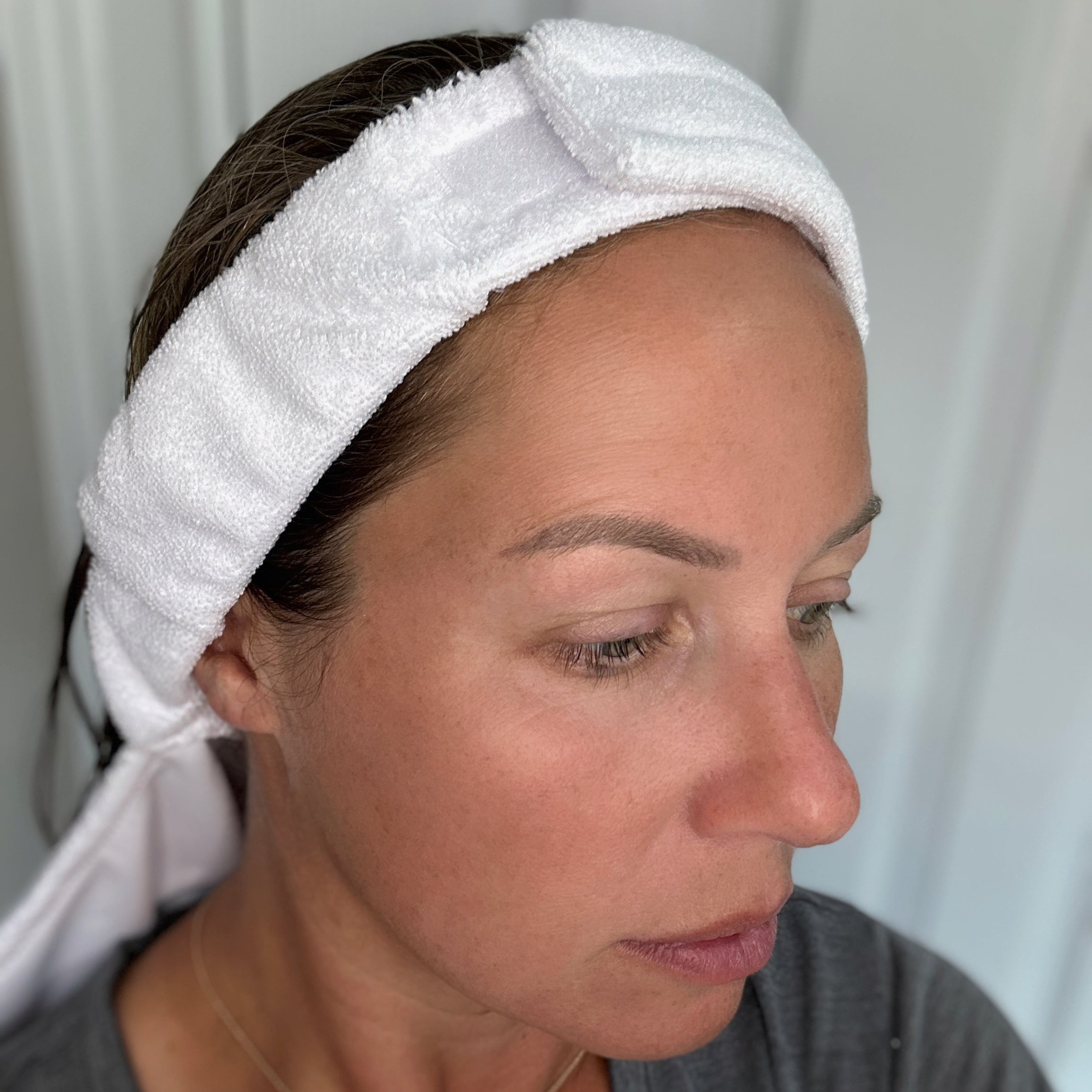 White ladies Towel Back with an adjustable headband!